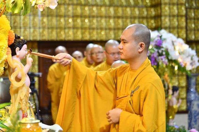 Trang nghiêm Lễ tắm Phật online ngày Rằm tháng Tư