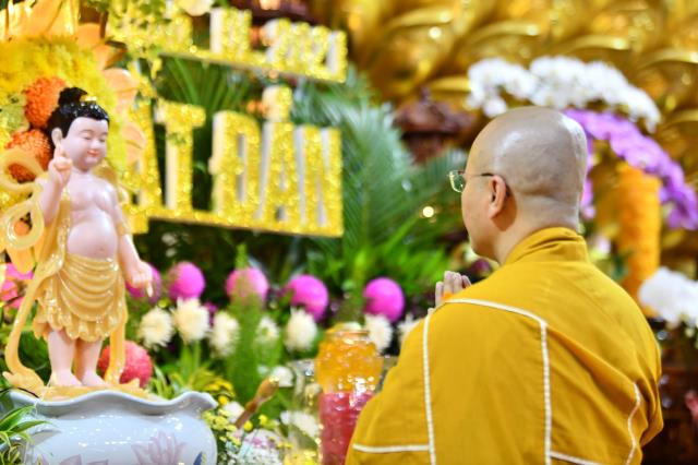 Trang nghiêm Lễ tắm Phật online ngày Rằm tháng Tư