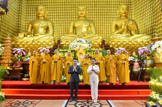 Trang nghiêm Lễ tắm Phật online ngày Rằm tháng Tư