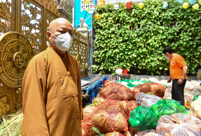 Trước ngày “ai ở đâu, ở yên đó”, chùa Giác Ngộ vẫn tiếp tục tặng nông sản và thuốc thang cho bà con