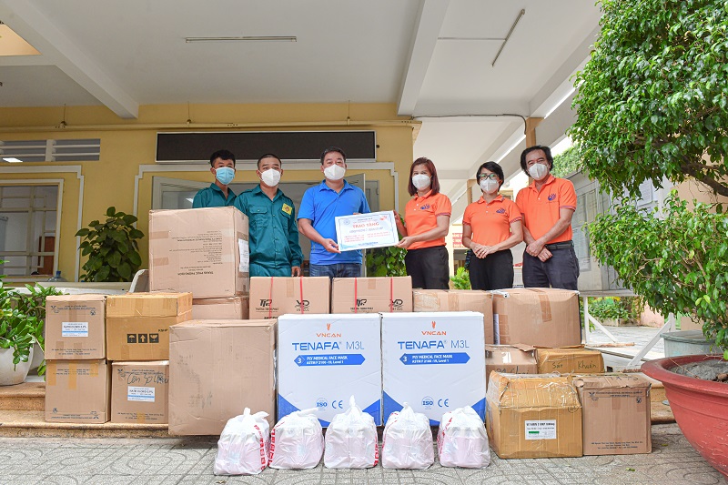 Không Ngừng Lăn Bánh, Chuyến Xe Yêu Thương Của Chùa Giác Ngộ - Quỹ ĐPNN Đã Đến UBND Phường 7, Quận Gò Vấp