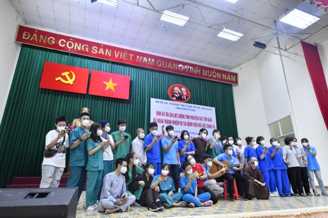 Đón tình nguyện viên Phật giáo trở về sau khi hoàn thành nhiệm vụ hỗ trợ tuyến đầu chống dịch