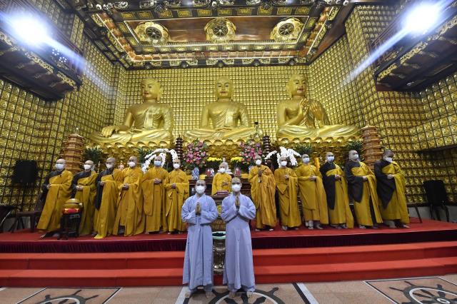Cạo bỏ tóc đời, 2 thiện nam xuất gia tại chùa Giác Ngộ