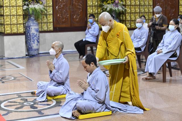 Cạo bỏ tóc đời, 2 thiện nam xuất gia tại chùa Giác Ngộ
