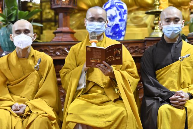 Cạo bỏ tóc đời, 2 thiện nam xuất gia tại chùa Giác Ngộ