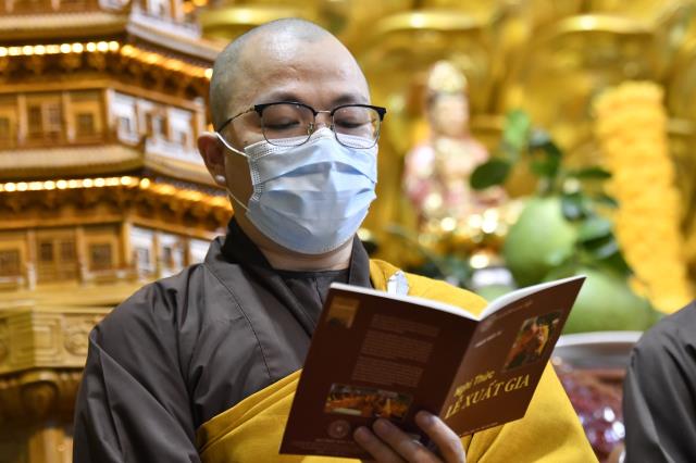 Cạo bỏ tóc đời, 2 thiện nam xuất gia tại chùa Giác Ngộ