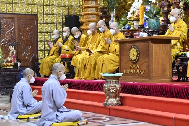 Cạo bỏ tóc đời, 2 thiện nam xuất gia tại chùa Giác Ngộ