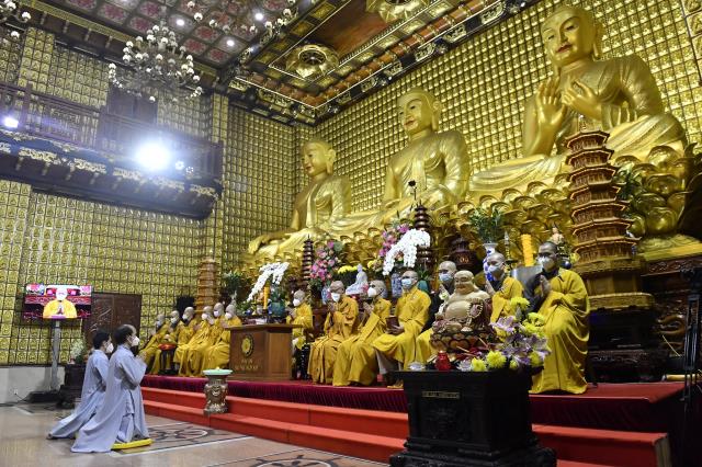 Cạo bỏ tóc đời, 2 thiện nam xuất gia tại chùa Giác Ngộ
