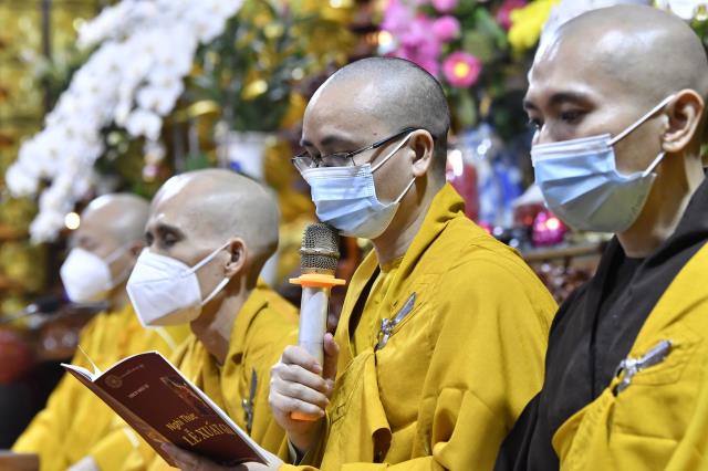 Cạo bỏ tóc đời, 2 thiện nam xuất gia tại chùa Giác Ngộ