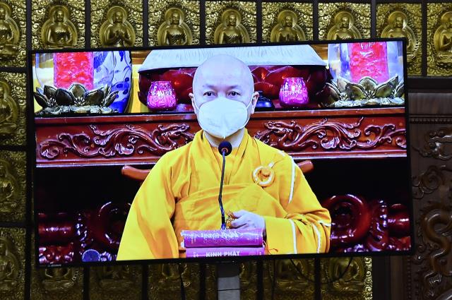 Cạo bỏ tóc đời, 2 thiện nam xuất gia tại chùa Giác Ngộ
