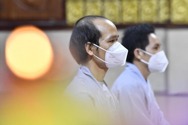Cạo bỏ tóc đời, 2 thiện nam xuất gia tại chùa Giác Ngộ