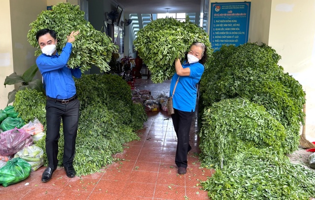 Lão bà 72 tuổi ăn chay trường, chung tay cùng Trụ trì chùa Pháp Huyền và nhà hảo tâm giúp vùng dịch TP HCM