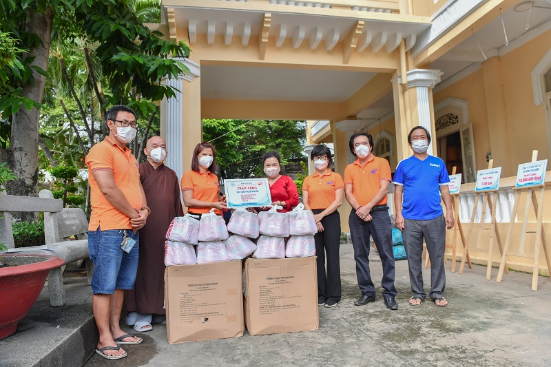 Chùa Giác Ngộ - Quỹ ĐPNN: Trao Tặng Vật Tư Y Tế Và Nhu Yếu Phẩm Cho Bảo Tàng Phụ Nữ Nam Bộ