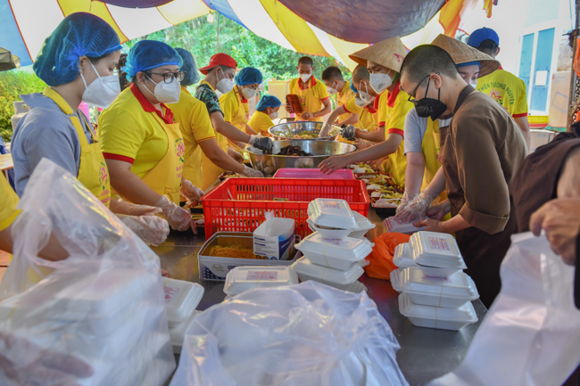 TP.HCM: Trung ương Giáo hội đến thăm các bếp ăn thiện nguyện hỗ trợ tuyến đầu chống dịch, nơi tặng thuốc, oxy miễn phí cho F0