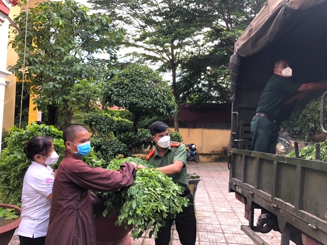 Lão bà 72 tuổi ăn chay trường, chung tay cùng Trụ trì chùa Pháp Huyền và nhà hảo tâm giúp vùng dịch TP HCM