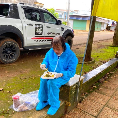 Lão bà 72 tuổi trường chay, lan tỏa yêu thương ở các vùng dịch, giúp dân vượt bão COVID-19