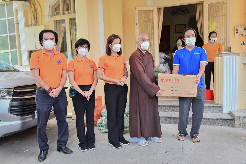Chùa Giác Ngộ - Quỹ ĐPNN: Trao Tặng Vật Tư Y Tế Và Nhu Yếu Phẩm Cho Bảo Tàng Phụ Nữ Nam Bộ