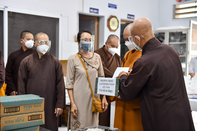 TP.HCM: Trung ương Giáo hội đến thăm các bếp ăn thiện nguyện hỗ trợ tuyến đầu chống dịch, nơi tặng thuốc, oxy miễn phí cho F0