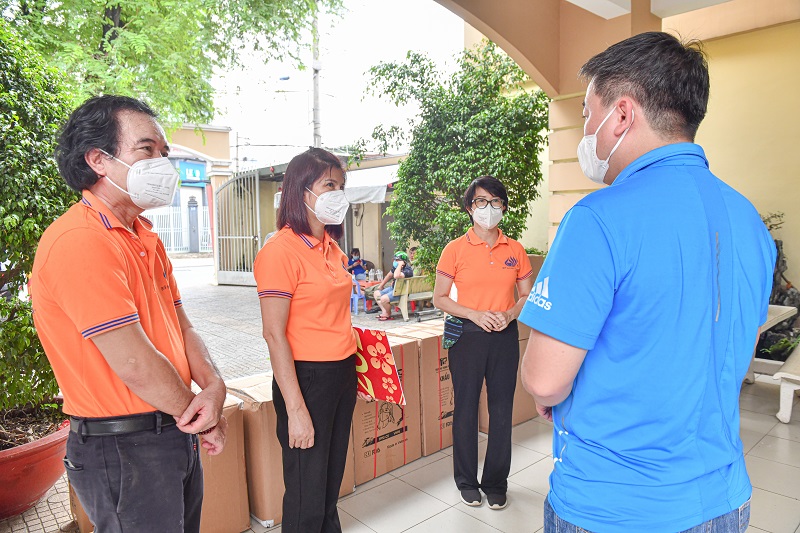 Không Ngừng Lăn Bánh, Chuyến Xe Yêu Thương Của Chùa Giác Ngộ - Quỹ ĐPNN Đã Đến UBND Phường 7, Quận Gò Vấp