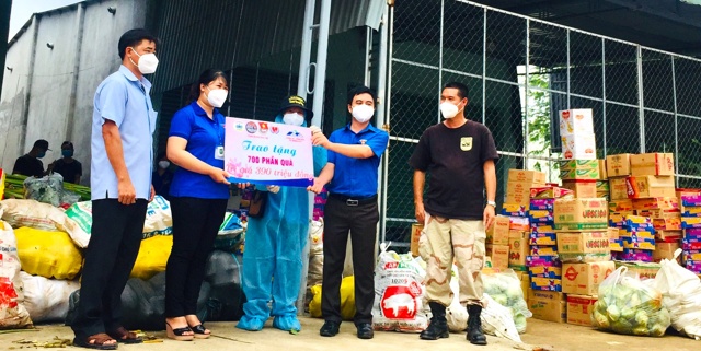 Lão bà 72 tuổi trường chay, lan tỏa yêu thương ở các vùng dịch, giúp dân vượt bão COVID-19