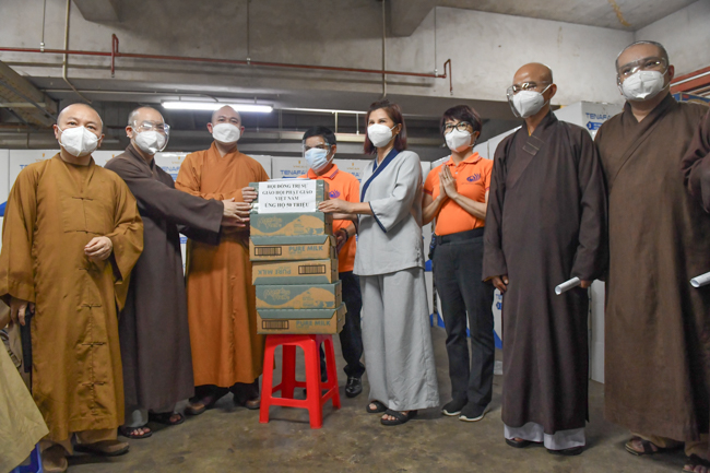 TP.HCM: Trung ương Giáo hội đến thăm các bếp ăn thiện nguyện hỗ trợ tuyến đầu chống dịch, nơi tặng thuốc, oxy miễn phí cho F0