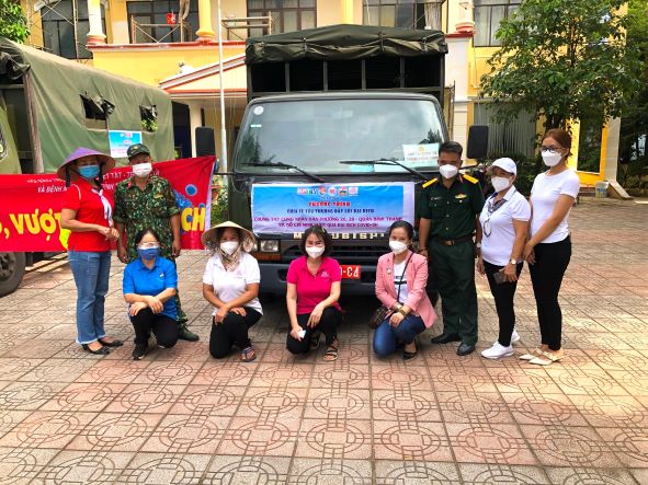 Lão bà 72 tuổi ăn chay trường, chung tay cùng Trụ trì chùa Pháp Huyền và nhà hảo tâm giúp vùng dịch TP HCM