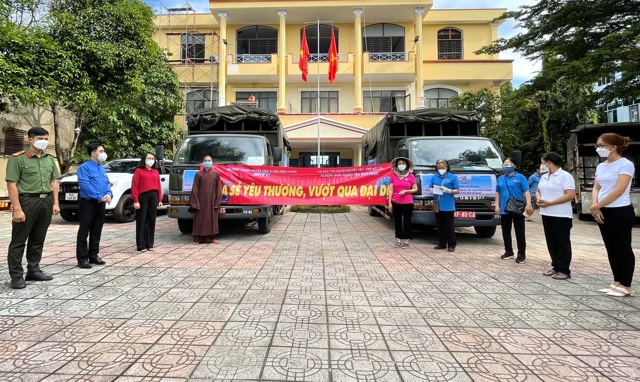 Lão bà 72 tuổi ăn chay trường, chung tay cùng Trụ trì chùa Pháp Huyền và nhà hảo tâm giúp vùng dịch TP HCM