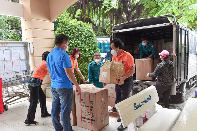 Không Ngừng Lăn Bánh, Chuyến Xe Yêu Thương Của Chùa Giác Ngộ - Quỹ ĐPNN Đã Đến UBND Phường 7, Quận Gò Vấp