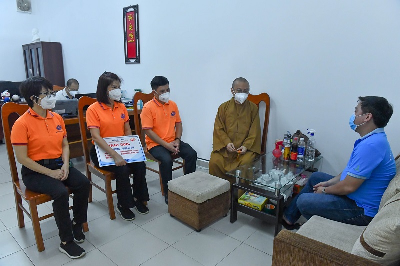 Chùa Giác Ngộ sẻ chia gian khó cùng UBND Phường 7, Quận Gò Vấp