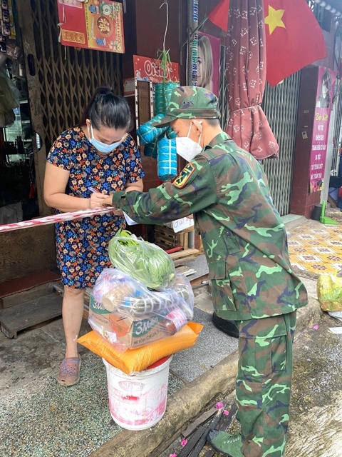 Lão bà 72 tuổi ăn chay trường, chung tay cùng Trụ trì chùa Pháp Huyền và nhà hảo tâm giúp vùng dịch TP HCM