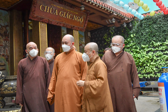 Phái đoàn Trung ương Giáo hội đã đến thăm chùa Giác Ngộ - nơi hiện đang hỗ trợ hơn ngàn phần thuốc và hàng trăm bình oxy mỗi ngày cho các F0