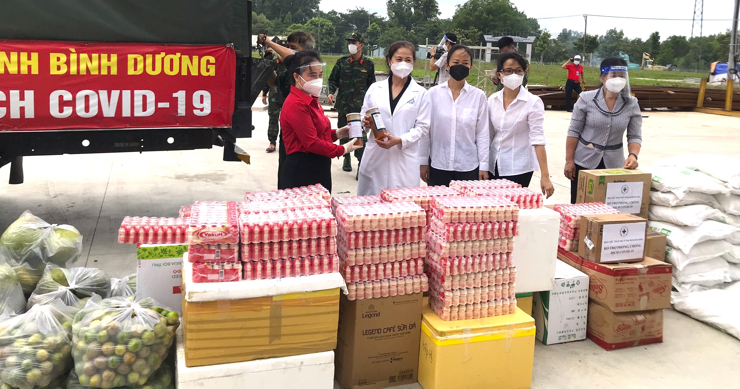 Hàng nghìn túi an sinh gửi thông điệp tử tế đến các y, bác sĩ nơi tuyến đầu ngăn COVID-19 ở “tâm dịch”