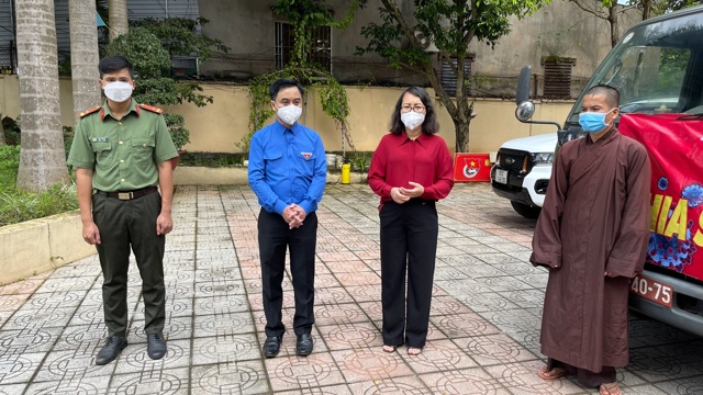 Lão bà 72 tuổi ăn chay trường, chung tay cùng Trụ trì chùa Pháp Huyền và nhà hảo tâm giúp vùng dịch TP HCM