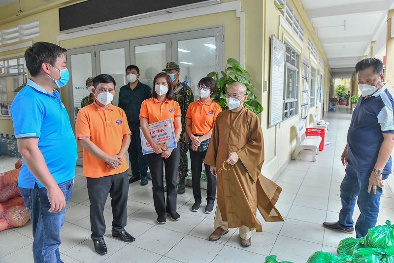 Chùa Giác Ngộ sẻ chia gian khó cùng UBND Phường 7, Quận Gò Vấp