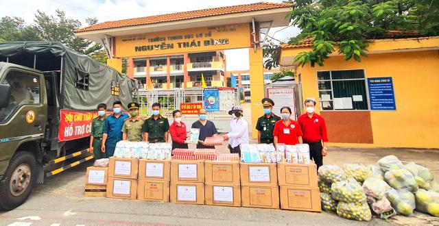 Hàng nghìn túi an sinh gửi thông điệp tử tế đến các y, bác sĩ nơi tuyến đầu ngăn COVID-19 ở “tâm dịch”