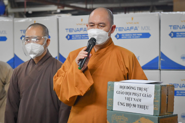 Phái đoàn Trung ương Giáo hội đã đến thăm chùa Giác Ngộ - nơi hiện đang hỗ trợ hơn ngàn phần thuốc và hàng trăm bình oxy mỗi ngày cho các F0