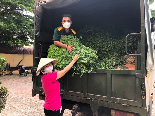 Lão bà 72 tuổi ăn chay trường, chung tay cùng Trụ trì chùa Pháp Huyền và nhà hảo tâm giúp vùng dịch TP HCM