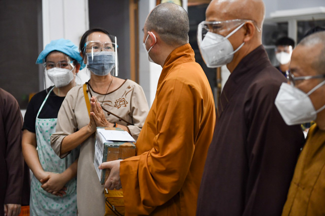 TP.HCM: Trung ương Giáo hội đến thăm các bếp ăn thiện nguyện hỗ trợ tuyến đầu chống dịch, nơi tặng thuốc, oxy miễn phí cho F0
