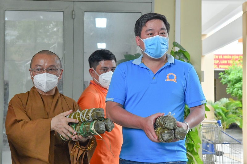 Chùa Giác Ngộ sẻ chia gian khó cùng UBND Phường 7, Quận Gò Vấp