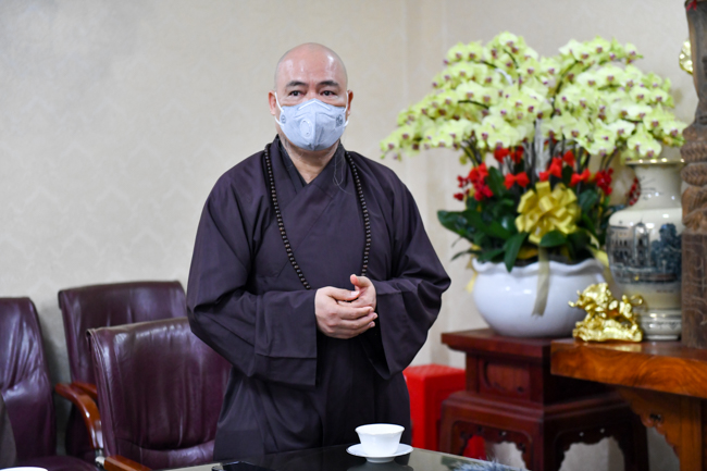 Giáo hội TP.HCM trao tặng Bằng Tuyên dương công đức và tặng quà chống dịch cho chùa Vĩnh Nghiêm