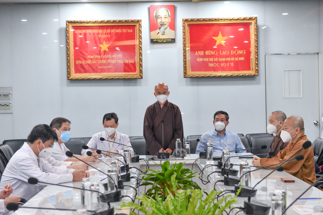 Tiếp sức cho tuyến đầu: Giáo hội TP.HCM thăm và tặng quà tại Bệnh viện Chợ Rẫy