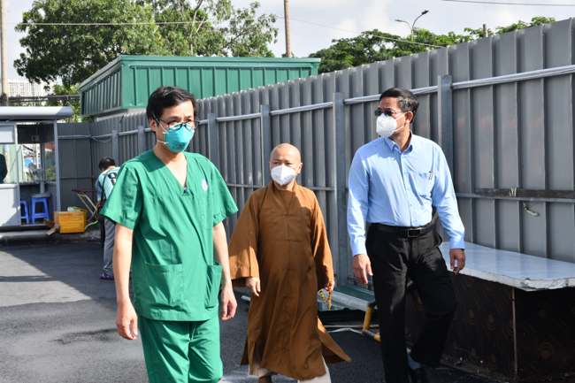 Động viên tuyến đầu: Phái đoàn Giáo hội Thành phố đến thăm và tặng trang thiết bị y tế cho Bệnh viện Dã chiến số 13