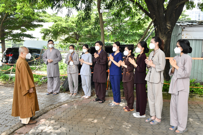 Tiếp thêm năng lượng cho Bệnh viện Dã chiến số 10, Giáo hội Thành phố đã đến thăm và tặng quà