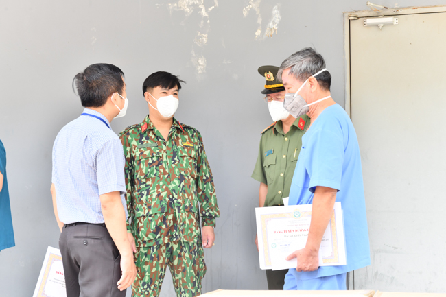 Tiếp thêm năng lượng cho Bệnh viện Dã chiến số 10, Giáo hội Thành phố đã đến thăm và tặng quà