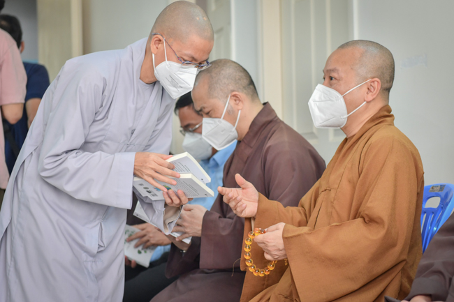 Đoàn ban Trị sự Giáo hội Thành phố đã đến thăm và trao Bảng Tuyên dương công đức, khẩu trang y tế cho Bệnh viện Dã chiến số 12