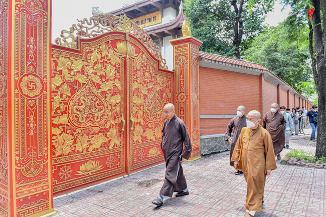 Về chùa Nam Thiên Nhất Trụ, Ban Trị sự Thành phố tặng Bằng Tuyên dương công đức và quà hỗ trợ chương trình chống dịch