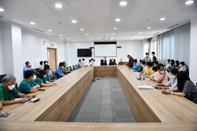 Gửi thêm năng lượng cho tuyến đầu: Lãnh đạo Giáo hội Thành phố đã tặng Bằng Tuyên dương công đức và trang thiết bị y tế cho Bệnh viện Ung Bướu số 2