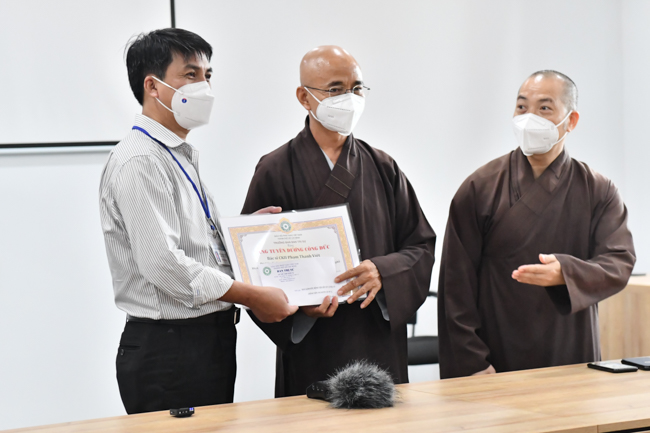 Gửi thêm năng lượng cho tuyến đầu: Lãnh đạo Giáo hội Thành phố đã tặng Bằng Tuyên dương công đức và trang thiết bị y tế cho Bệnh viện Ung Bướu số 2