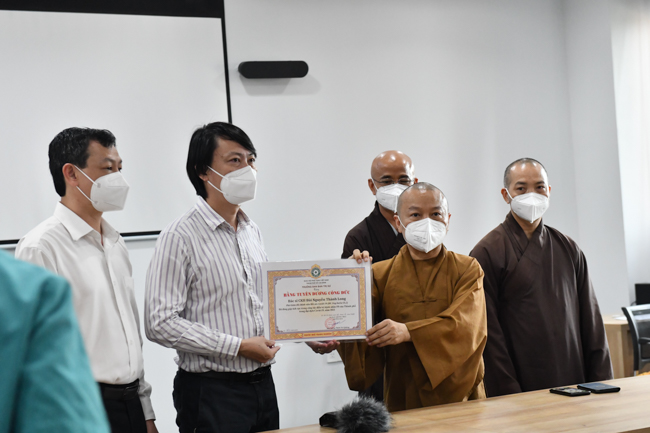 Gửi thêm năng lượng cho tuyến đầu: Lãnh đạo Giáo hội Thành phố đã tặng Bằng Tuyên dương công đức và trang thiết bị y tế cho Bệnh viện Ung Bướu số 2