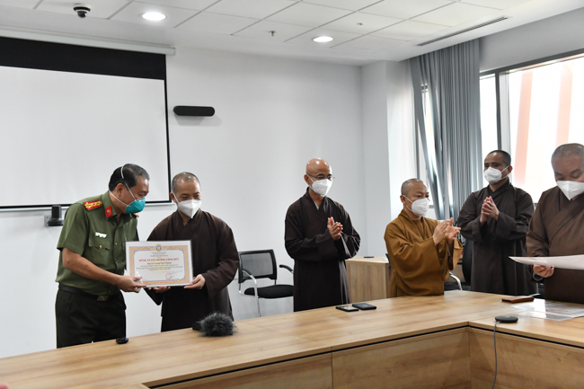 Gửi thêm năng lượng cho tuyến đầu: Lãnh đạo Giáo hội Thành phố đã tặng Bằng Tuyên dương công đức và trang thiết bị y tế cho Bệnh viện Ung Bướu số 2